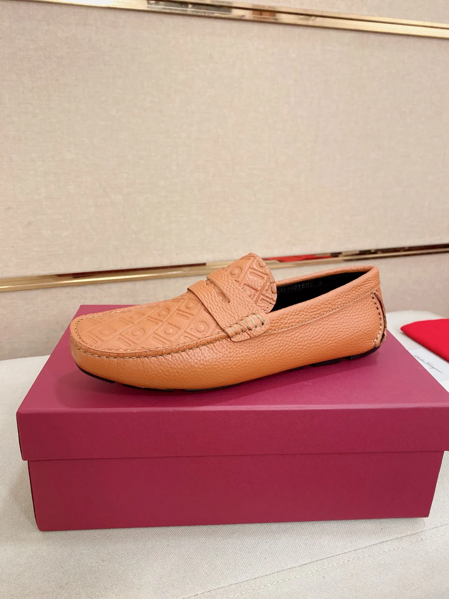 Men's shoes💰: 560💰High-end quality! Ferragamo🆕🆕Exclusive hot-selling products in stock🔥🔥New products on the shelves, high-quality Ferragamo men's pea shoes, high-end casual driving shoes, with complete packaging! 💪 💪 Material: imported first-layer pebbled cowhide 🐂 + imported high-quality water-dyed cowhide lining + wear-resistant outsole 👍🏻👍🏻 Features: high-end and comfortable, purely handmade 🚀 🚀 Create the perfect shoe that suits you best 🔥 🔥 Size: (38-44) 45 standard size can be customized!